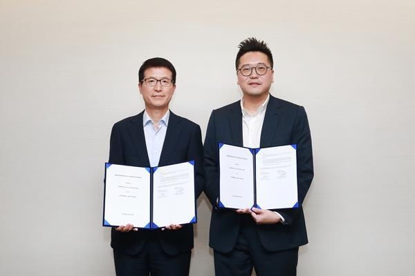 삼성물산 건설부문 오세철 대표(사진 좌측)와 시나르 마스 랜드 마이클 위자야 대표가 업무협약 체결 후 기념사진을 촬영하고 있다. ⓒ 파이낸셜데일리 / 삼성물산