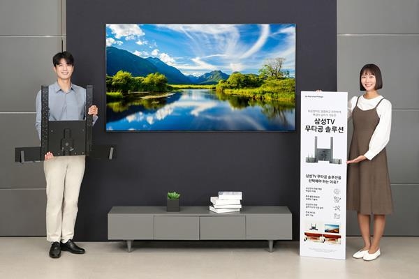 삼성전자 모델이 삼성스토어 대치점에서 '삼성 TV 무타공 솔루션'을 소개하고 있다. '삼성TV 무타공 솔루션'은 타공 없이 깔끔하고 안전하게 TV 벽걸이 설치가 가능한 솔루션이다. ⓒ 파이낸셜데일리 / 삼성전자