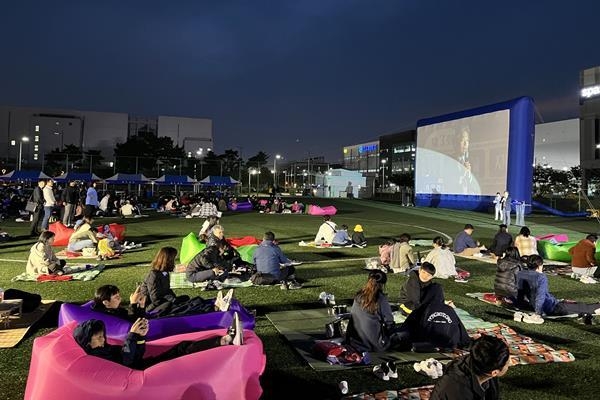 지난 6일 저녁 인천공항 물류단지 내 체육공원에서 열린 제3회 가을밤 자유무역지역 영화제 에서 인천공항 물류기업 상주직원 및 가족들이 인기영화 콘크리트 유토피아 를 관람하고 있다. ⓒ 파이낸셜데일리 / 인천국제공항공사