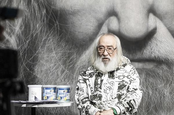강형구 예술작가가 ‘ATO- 아름다운 선물' 전시회 라이브 퍼포먼스에 앞서 인터뷰를 하고 있다. ⓒ 파이낸셜데일리 / KCC