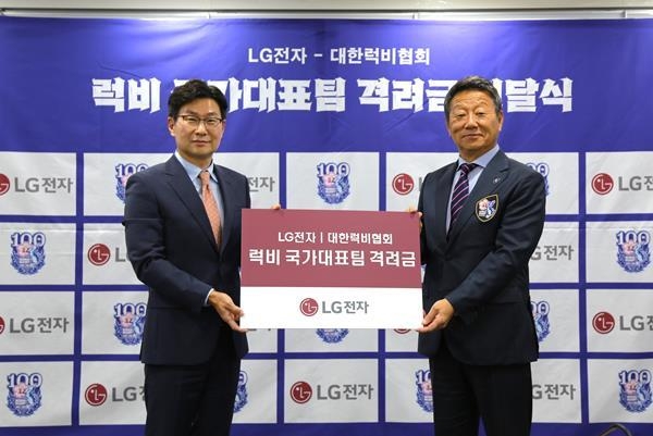 LG전자가 지난 11일 서울 중구 대한상공회의소 소재 대한럭비협회 대회의실에서 열린 격려금 전달식에제 19회 항저우 아시안게임에서 은메달을 획득한 대한민국 럭비 국가대표팀에게 3천만 원의 격려금을 전달했다. 이날 행사에는 LG전자 한국영업본부장 김영락 부사장(왼쪽), 대한럭비협회 최윤 회장(오른쪽), 럭비 국가대표팀 이명근 감독 등이 참석했다. ⓒ 파이낸셜데일리 / LG전자
