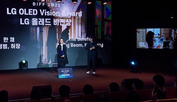 LG전자가 제28회 부산국제영화제와 손잡고 신인/독립영화 감독에게 수여되는 'LG 올레드 뉴 커런츠', 'LG 올레드 비전' 2개 상을 신설했다. 시상식에서 2023년형 LG 올레드 에보(사진 오른쪽)가 수상작 <한 채>를 소개하고 있다. LG 올레드 뉴 비전 상을 수상한 허장(사진 왼쪽), 정범 감독. ⓒ 파이낸셜데일리 / LG전자