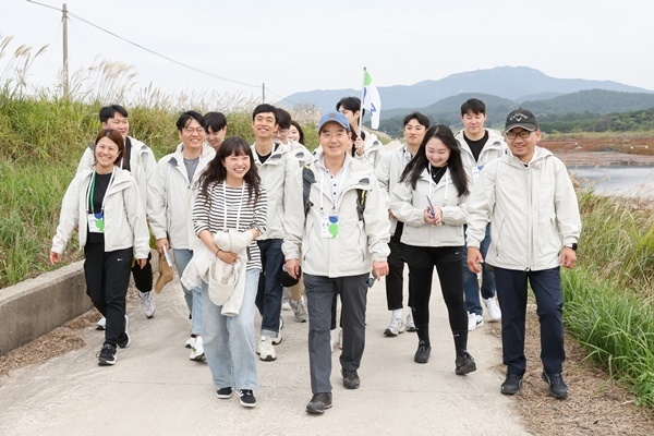 삼양홀딩스 김윤 회장(가운데)이 임직원들과 해리염전 둘레길 트레킹을 하고 있다. ⓒ 파이낸셜데일리 / 삼양그룹