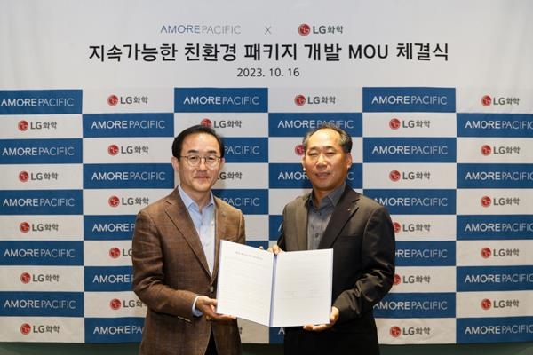 '지속가능한 친환경 패키지 개발 MOU 체결식'에 참가한 LG화학 NCCPO사업부장 양선민 전무(오른쪽), 아모레퍼시픽 SCM 유닛장 강명구 전무. ⓒ 파이낸셜데일리 / LG화학