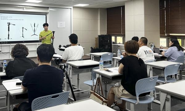KT 크리에이터팩토리센터에서 강사가 서대문구 소상공인들에게 라이브커머스 전반적인 교육을 하는 모습. ⓒ 파이낸셜데일리 / KT