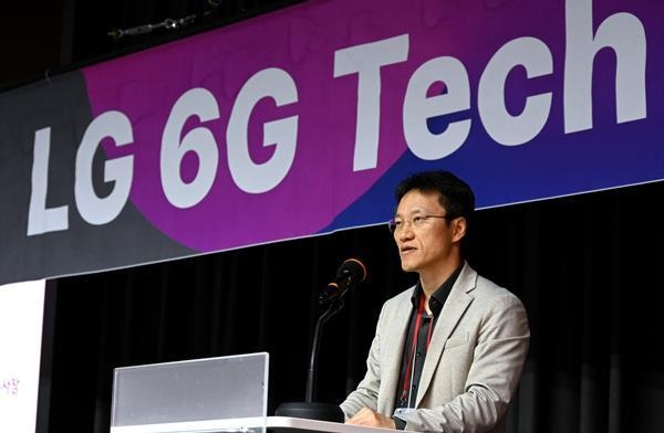 LG전자가 LG유플러스와 함께 국내외 전문가 및 파트너들을 초청한 가운데, 서울 마곡 LG사이언스파크에서 6G 통신분야 R&D 성과를 교류하는 LG 6G 테크 페스타를 열었다. LG전자 CTO(최고기술책임자) 김병훈 부사장이 행사 참석자들에게 환영사를 전하고 있다. ⓒ 파이낸셜데일리 / LG전자