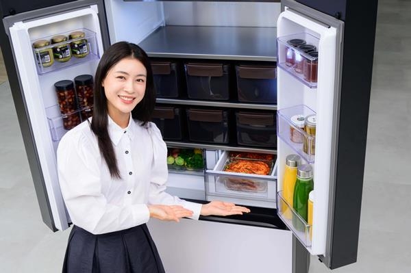 삼성전자 모델이 맞춤 보관 기능을 강화한 김치냉장고 '비스포크 김치플러스' 신제품을 소개하고 있다. ⓒ 파이낸셜데일리 / 삼성전자