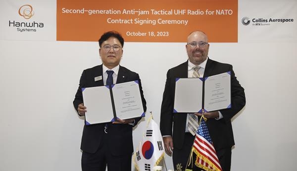 한화시스템과 콜린스가 ADEX 2023 현장에서 SATURN 면허생산 계약을 체결했다(왼쪽부터 김정호 한화시스템 항공우주사업부문 사업대표, 롭 스캇(Rob Scott) 콜린스 에어로스페이스 전술통신사업부문 총괄). ⓒ 파이낸셜데일리 / 한화시스템