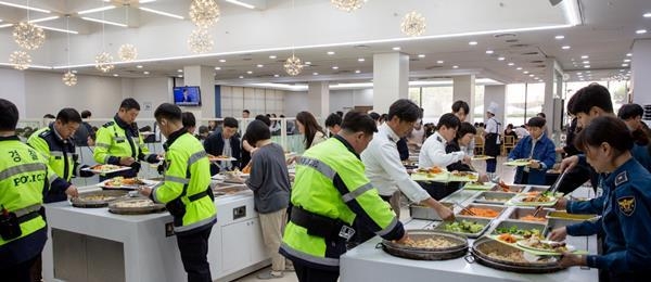 아워홈 ‘경찰의 날’ 기념 특식 제공 이벤트 현장 사진. ⓒ 파이낸셜데일리 / 아워홈