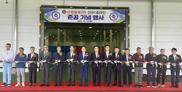 (왼쪽부터) 방강수 산청음료 공장장, 허영찬 동신마을 이장, 박명규 산청군농협 지점장, 신태군 동인건설 부사장, 이덕용 롯데칠성음료 SCM본부장, 장학영 롯데칠성음료 생산본부장, 박윤기 롯데칠성음료 대표이사, 정찬우 산청음료 대표이사, 나한채 롯데칠성음료 음료영업본부장, 김진용 KHS 대표이사, 김재명 산청군 시천면장, 최종근 서신마을 이장, 이호태 시천면 이장협의회 회장, 하정수 국동마을 이장, 최백림 산청군농협 덕산지점 차장. ⓒ 파이낸셜데일리 / 롯데칠성음료