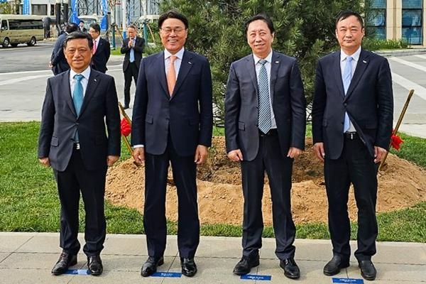 포스코가 19일, 중국 하북성에서 하강포항 준공식을 개최하고 기념촬영을 하고 있다. 사진 왼쪽부터 포스코 김학동 부회장, 포스코그룹 최정우 회장, 하북강철 위용 동사장, 하북강철 왕란위 총경리. ⓒ 파이낸셜데일리 / 포스코