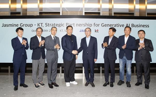 KT 김영섭 대표(중앙 오른쪽)와 태국 자스민 그룹 Pete Bodharamik 회장(중앙 왼쪽)을 비롯한 양사 주요 임원들이 19일 오후 서울 광화문 KT 사옥에서 만나 기념사진을 촬영하고 있다. ⓒ 파이낸셜데일리 / KT