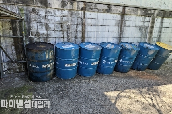 작업 후에 발생하는 폐유를 처리 할 만한 장치도 갖추지 않아 드럼통애 보관 ⓒ파이낸셜데일리/박미화 기자