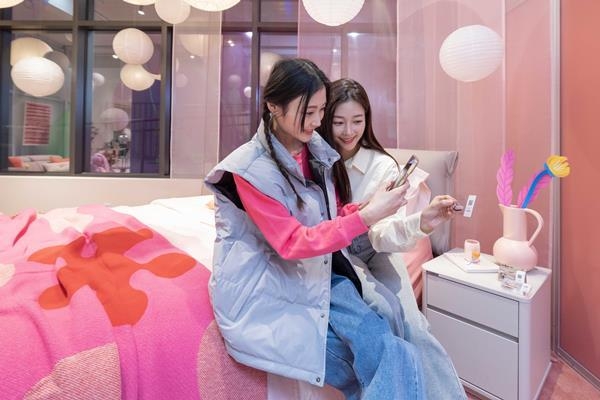 모델들이 한샘디자인파크 송파점에서 한샘의 옴니채널 서비스를 사용해보고 있다. ⓒ 파이낸셜데일리 / 한샘