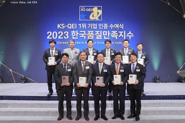 KCC를 비롯한 4개사 수상자 및 행사 관계자가 기념사진을 촬영하고 있다. ⓒ 파이낸셜데일리 / KCC