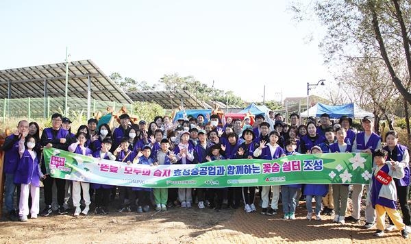 효성중공업 창원공장 임직원과 가족이 습지 보전활동에 참여했다. ⓒ 파이낸셜데일리 / 효성중공업 