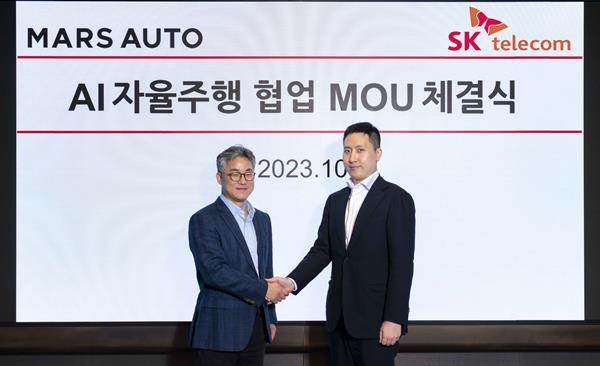 SKT 정석근 글로벌/AI 테크 사업부장(사진 왼쪽)과 마스오토 노제경 부대표(사진 오른쪽)이 업무협약을 체결하는 모습. ⓒ 파이낸셜데일리 / SKT