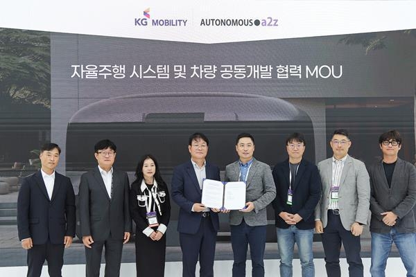 KG 모빌리티 권용일 기술연구소장(사진 왼쪽 네 번째)과 오토노머스에이투지 한지형 대표(사진 왼쪽 다섯 번째) 등이 자율주행 시스템 개발 협력을 위한 양해각서(MOU)를 체결하고 기념촬영을 하고 있다. ⓒ 파이낸셜데일리 / KG 모빌리티