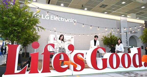 24일부터 나흘간 서울 코엑스에서 열리는 제54회 한국전자전에서 LG전자가 더 나은 삶과 미래에 대한 낙관적 메시지를 담은 LG전자 브랜드 슬로건 ‘Life’s Good’의 핵심가치를 조형물과 브랜드 영상 등으로 선보였다. ⓒ 파이낸셜데일리 / LG전자