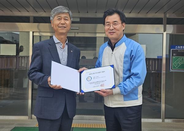 인증서를 전달하는 한국장애인고용공단 이계천 경기지역본부장(사진좌측) 스위트위드 여상연 관리팀장(사진 우측). ⓒ 파이낸셜데일리 / 롯데웰푸드