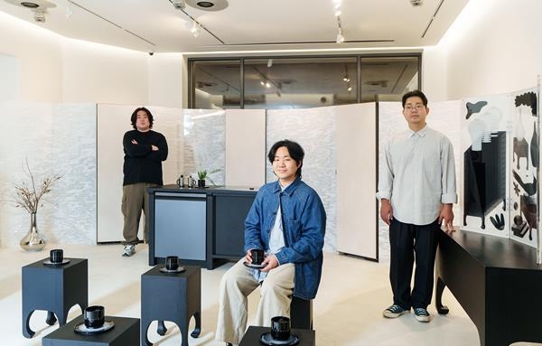 아트 퍼니처 디자인 그룹 '슈퍼포지션'이 서울 종로구 북촌 한옥마을에 위치한 한옥 갤러리 '지우헌' 1층에 전시한 삼성전자 비스포크 인피니트 라인의 냉장고∙인덕션∙식기세척기를 소개하고 있다. ⓒ 파이낸셜데일리 / 삼성전자