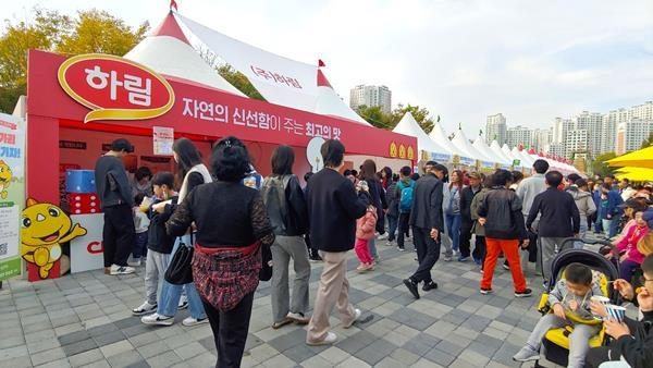 익산천만송이국화축제 하림 홍보부스 현장. ⓒ 파이낸셜데일리 / 하림