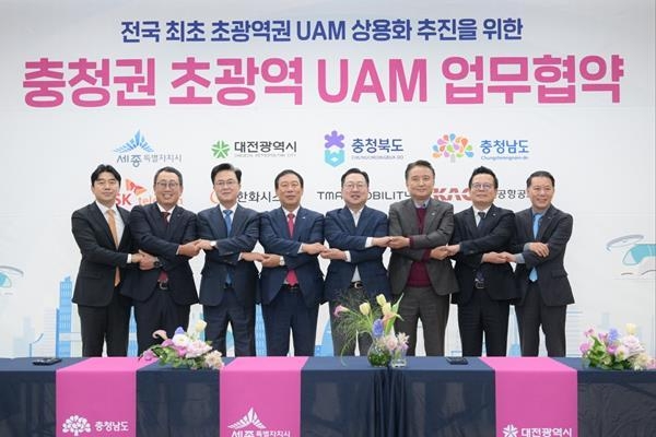  왼쪽부터 이종호 티맵모빌리티 대표, 유영상 SK텔레콤 사장, 김태흠 충청남도지사, 최민호 세종특별자치시장, 이장우 대전광역시장, 김영환 충청북도지사, 어성철 한화시스템 대표이사, 김공덕 한국공항공사 청주공항장이 25일 세종시 지방자치회관에서 협약식을 마치고 기념촬영을 하고 있는 모습. ⓒ 파이낸셜데일리 / SKT