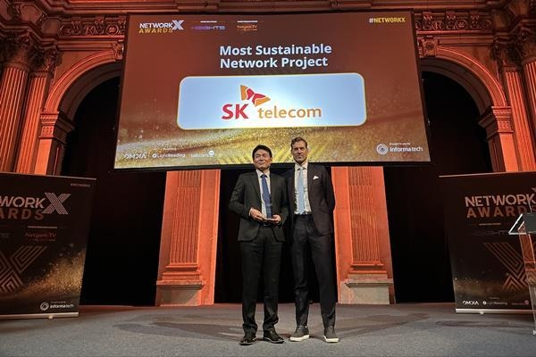 SK텔레콤은 프랑스 파리에서 열린 네트워크 엑스(Network X) 어워드에서 ‘투명안테나 및 RIS 기술’로 ‘최우수 지속 가능 네트워크’ 부문 수상의 영예를 안았다고 26일 밝혔다. 사진은 26일 네트워크 엑스 어워드 현장에서 이상민 SKT 액세스개발팀장이 수상하고 있는 모습. ⓒ 파이낸셜데일리 / SKT