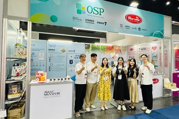 ‘2023 동남아시아 반려동물 박람회(Pet Fair South-East Asia)’의 오에스피 참가 부스에서 오에스피 임직원이 기념 촬영하고 있다. ⓒ 파이낸셜데일리 / 오에스피