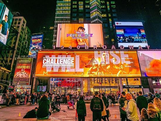 롯데웰푸드 미국 뉴욕 타임스퀘어 전광판 뉴진스(NewJeans) 빼빼로 글로벌 캠페인 옥외광고. ⓒ 파이낸셜데일리 / 롯데웰푸드