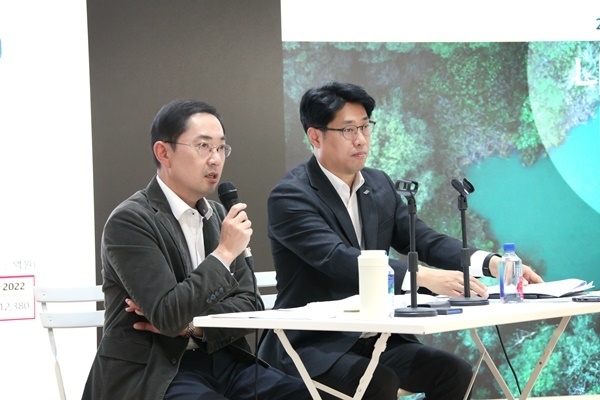 2022년 은행 사회공헌활동 현황을 설명 중인 은행연합회 이인균 본부장(좌)과 정해민 지속가능경영부장(우) . ⓒ 파이낸셜데일리 / 은행연합회