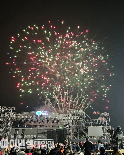 1일 공연 마무리로 불꽃축제 ⓒ파이낸셜데일리/박미화 기자