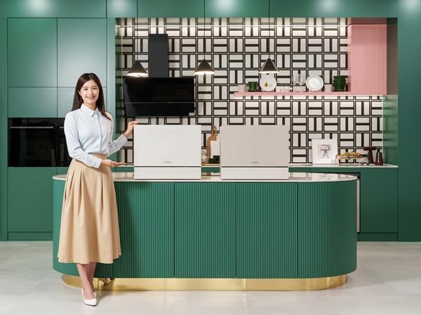 삼성전자 모델이 건조와 살균 기능을 강화한 '비스포크(BESPOKE) 식기세척기 카운터탑' 신제품을 소개하고 있다. ⓒ 파이낸셜데일리 / 삼성전자