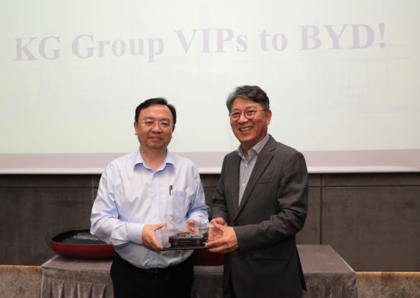 KG 모빌리티가 친환경 미래차 시장 대응을 위해 글로벌 전기차 선도기업인 BYD와 전기차 핵심 부품인 “배터리 팩 한국 공장 협약”과 함께 “차세대 하이브리드 시스템 공동개발 협약”을 체결했다. (사진 오른쪽 KG 모빌리티 곽재선 회장, 왼쪽 BYD 왕찬푸 회장). ⓒ 파이낸셜데일리 / KG 모빌리티