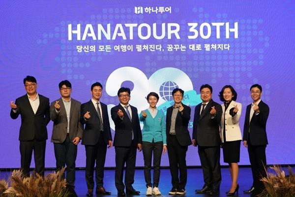송미선 대표(가운데)가 임원들과 함께 사진 촬영을 하고 있다. ⓒ 파이낸셜데일리 / 하나투어
