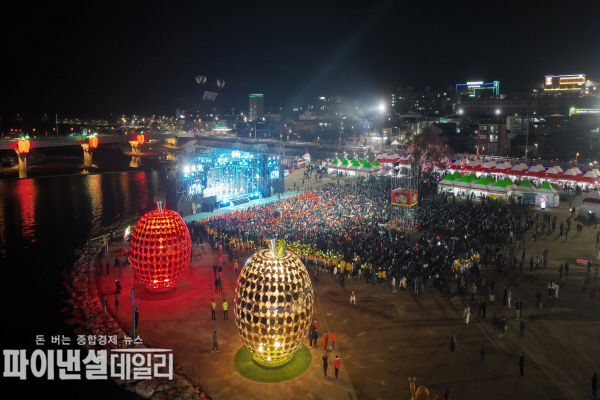 ‘청송사과축제장’이 연일 수많은 관광객들로 북적이고 있다 .ⓒ파이낸셜데일리/청송군