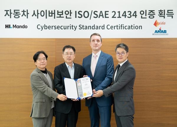 (왼쪽부터) HL만도 이진환 소프트웨어 캠퍼스장, HL만도 조성현 부회장, 엑시다 알렉산더 그리싱 COO, 엑시다 코리아 김현조 대표이사가 인증서 수여식 후 기념촬영을 하고 있다. ⓒ 파이낸셜데일리 / HL그룹
