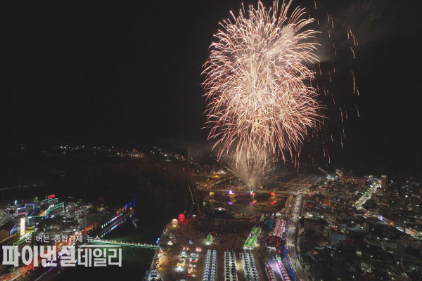 , 매일 밤 공연 프로그램이 이어지며 군민과 관광객 모두를 가을밤의 흥에 취하도록 만들고 있다. ⓒ파이낸셜데일리/청송군