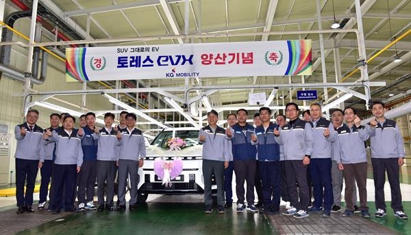 KG 모빌리티는 토레스 EVX의 본격적인 고객 출고를 앞두고 3일 평택공장에서 양산 기념행사를 가졌다. 토레스 EVX 오른쪽 1번째 곽재선 회장, 2번째 노동조합 선목래 위원장, 왼쪽 1번째 정용원 대표이사. ⓒ 파이낸셜데일리 / KG 모빌리티