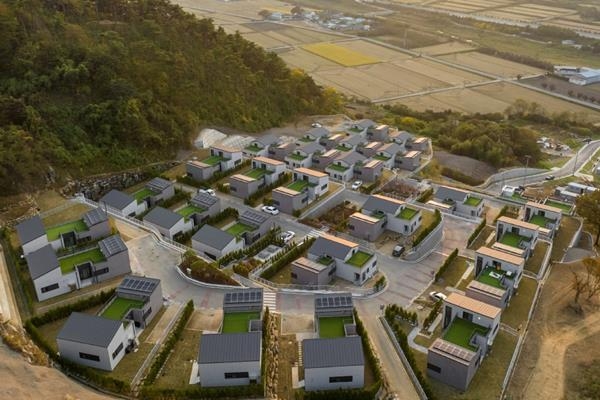 DL이앤씨가 전남 구례군 산동면에 준공한 국내 최초의 ‘타운형 모듈러 단독주택 단지’ 모습. ⓒ 파이낸셜데일리 / DL이앤씨