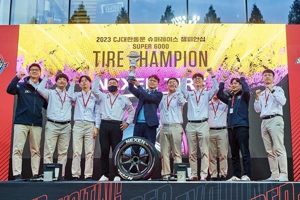 지난 5일, 용인 에버랜드 스피드웨이에서 열린 '2023 CJ대한통운 슈퍼레이스 챔피언십'에서 '타이어 제조사 챔피언'에 등극한 넥센타이어 임직원들이 기념사진을 촬영하고 있다. ⓒ 파이낸셜데일리 / 넥센타이어·슈퍼레이스 챔피언십