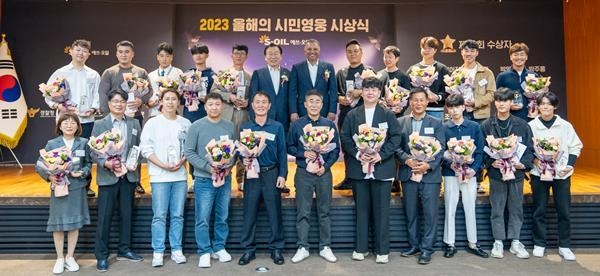 에쓰오일 안와르 알 히즈아지 CEO (뒷줄 왼쪽 7번째)와 한국사회복지협의회 김성이 회장 (뒷줄 왼쪽 6번쨰)이 ‘2023 올해의 시민영웅 시상식’ 후 수상자들과 기념촬영을 하고 있다. ⓒ 파이낸셜데일리 / S-OIL