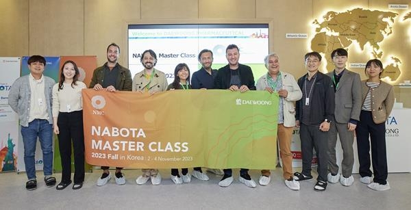 ‘나보타 마스터 클래스(Nabota Master Class) 2023’ 참가자들이 기념촬영을 하고 있다. ⓒ 파이낸셜데일리 / 대웅제약