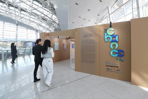 인천국제공항공사는 경기문화재단과 협업해 인천공항 제1교통센터에서 청년 예술가 후원을 위한 ‘The Chance(더 찬스)’특별전시를 진행한다고 밝혔다. 사진은 여객들이 특별전시를 관람하고 있는 모습. ⓒ 파이낸셜데일리 / 인천국제공항공사