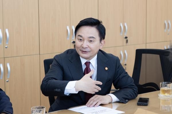 원희룡 국토교통부 장관이 국민의힘 유의동 정책위의장을 면담하면서 노후계획도시 정비 및 지원을 위한 특별법 제정에 국회의 적극적인 협조를 요청하고 있다. ⓒ 파이낸셜데일리 / 국토교통부