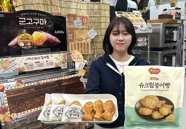GS25에서 모델이 붕어빵을 들고 포즈를 취하고 있다. ⓒ 파이낸셜데일리 / GS25