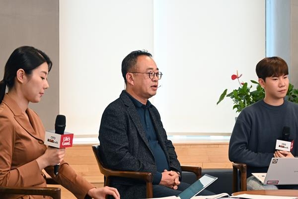 LG전자가 최근 진행한 CFO F.U.N. Talk 자리에서 LG전자 CFO 배두용 부사장(가운데)은 실시간으로 직원들과 소통하며 경영실적과 미래전략에 대해 설명했다. ⓒ 파이낸셜데일리 / LG전자