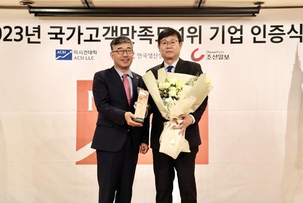 8일 오전 서울 중구 소공동 롯데호텔에서 (왼쪽부터) 안완기 kpc 회장, 한광영 현대홈쇼핑 대표가 인증식을 가진 뒤 기념사진 촬영을 하고 있다. ⓒ 파이낸셜데일리 / 현대홈쇼핑