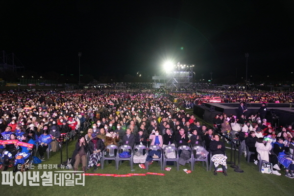 1만 3000여명의 시민 모습 ⓒ 파이낸셜데일리/박미화 기자