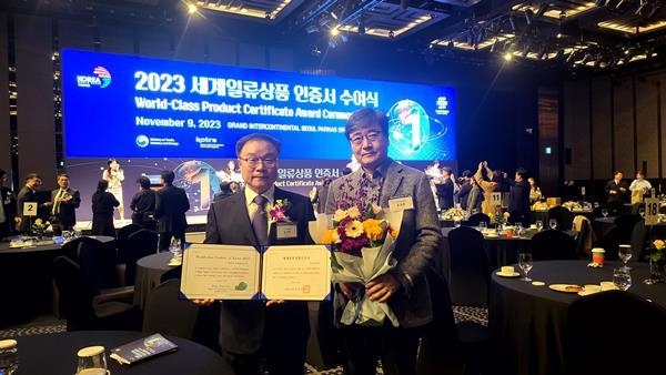 임국진 프로티아 대표이사(왼쪽)가 지난 9일 개최된 '2023 세계일류상품 인증서 수여식'에서 기념촬영을 진행했다. ⓒ 파이낸셜데일리 / 프로티아